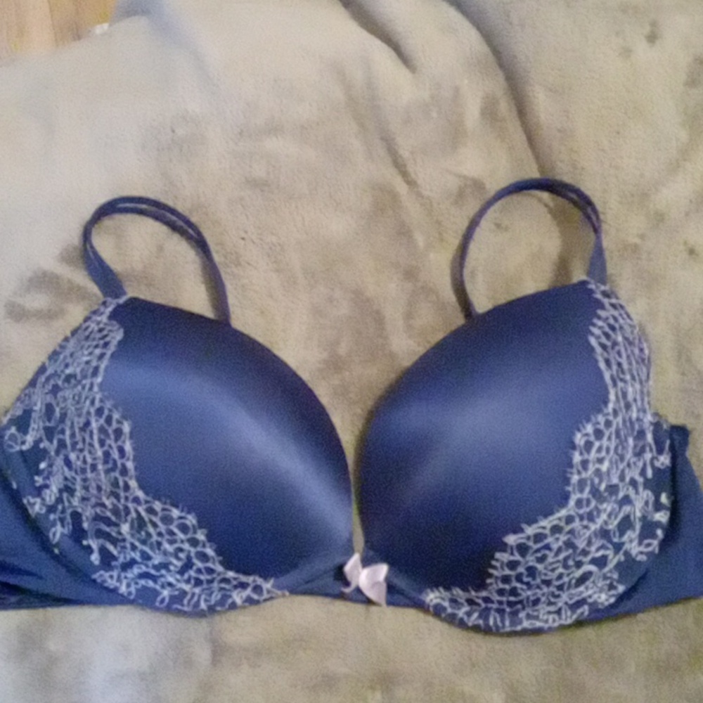 Victoria’s Secret Very Sexy Push Up Bra Strappy 36D